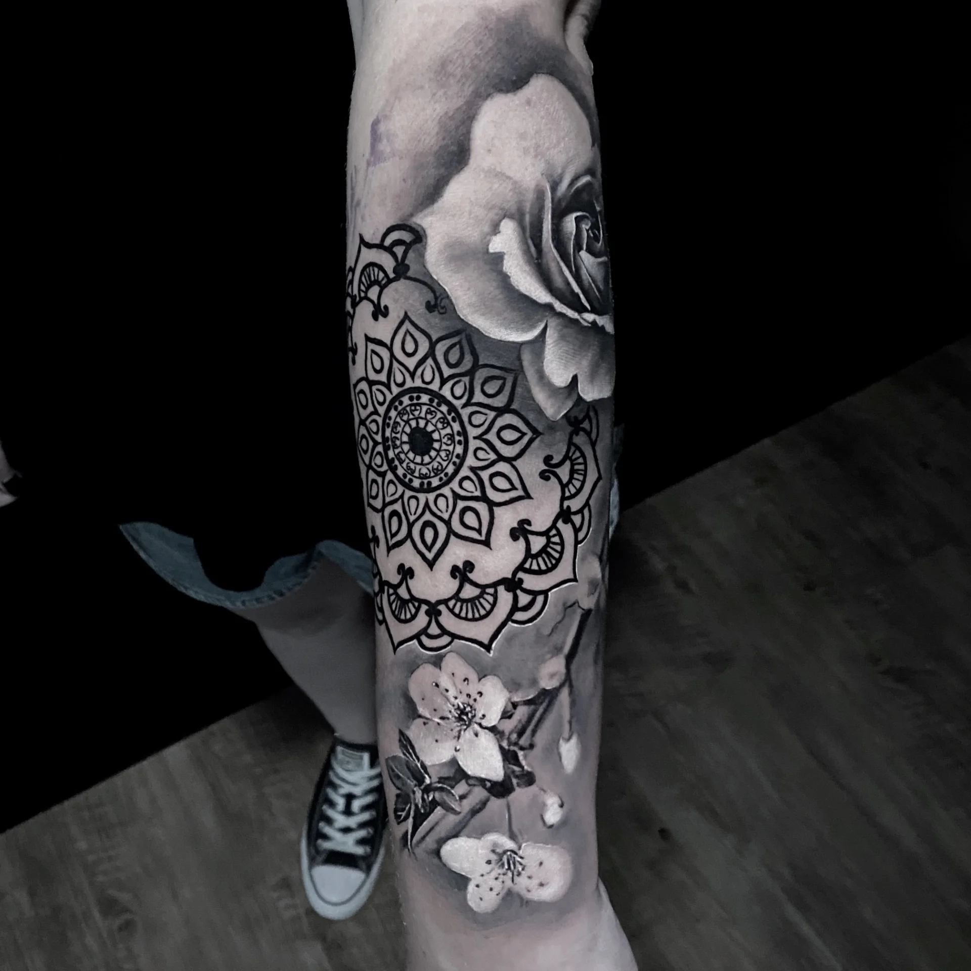 mandalaviragok — Blackwork Mandala Tattoo Bern — Berkunst Tattoo Utzenstorf