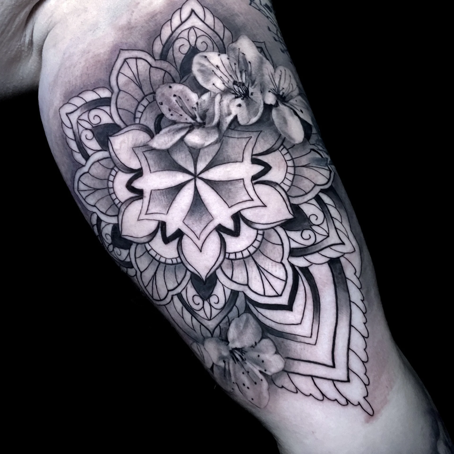 viragokmandala — Blackwork Mandala Tattoo Bern — Berkunst Tattoo Utzenstorf