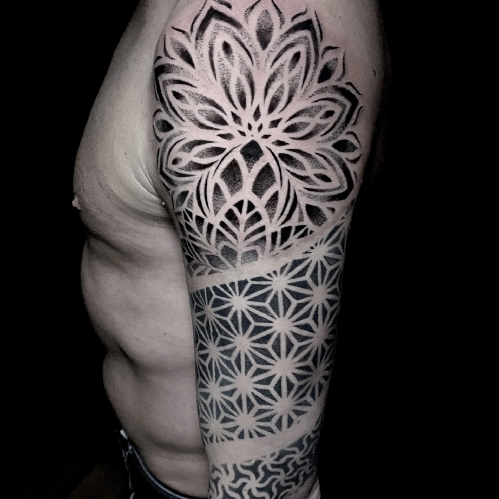 mandalaegeszkar — Blackwork Mandala Tattoo Bern — Berkunst Tattoo Utzenstorf
