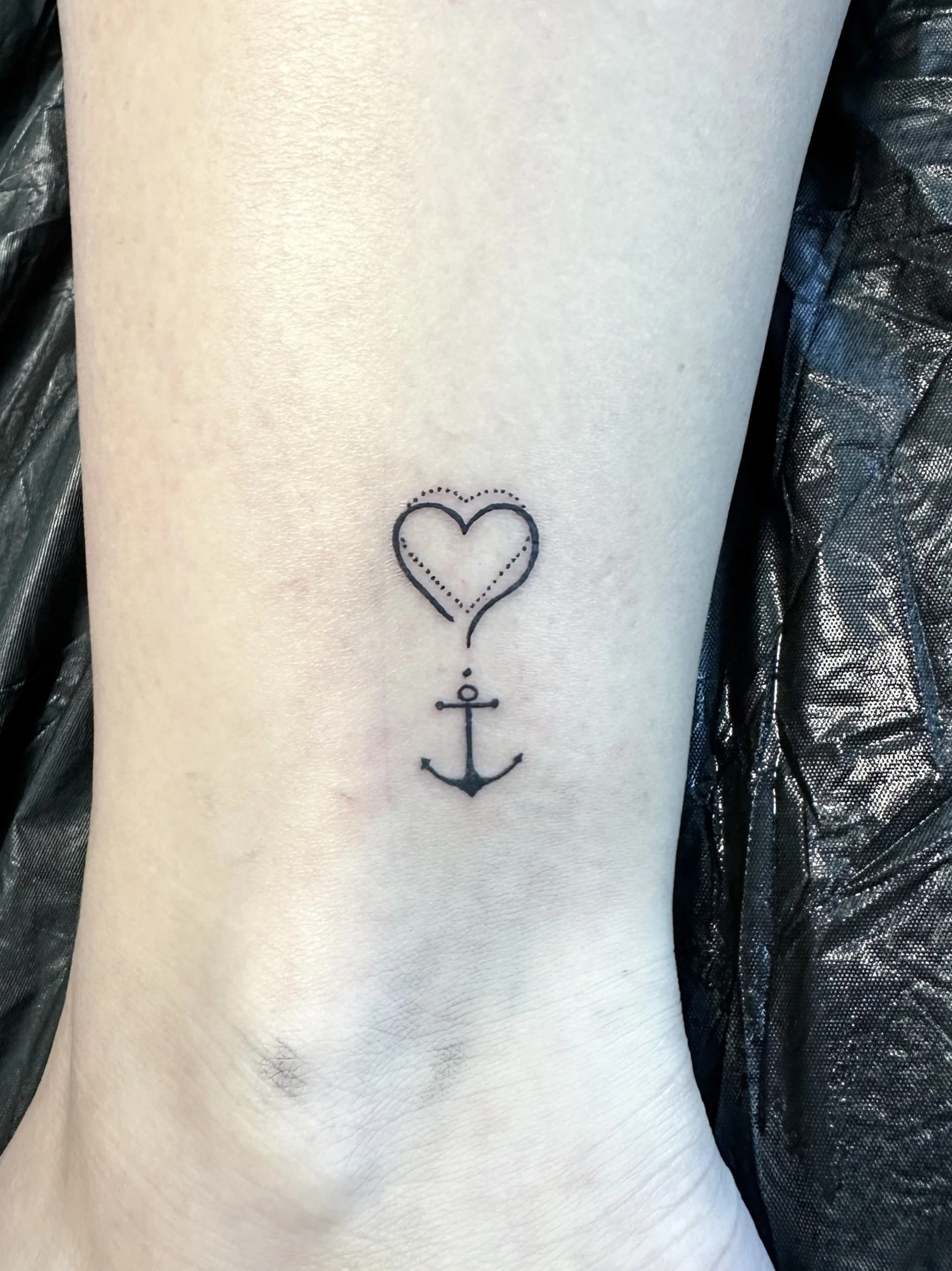 Kleines Motiv am Knöchel, minimalistisch, Berkunst Tattoo